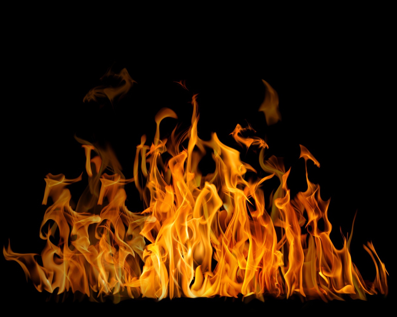 Красивый желтый огонь на черном фоне