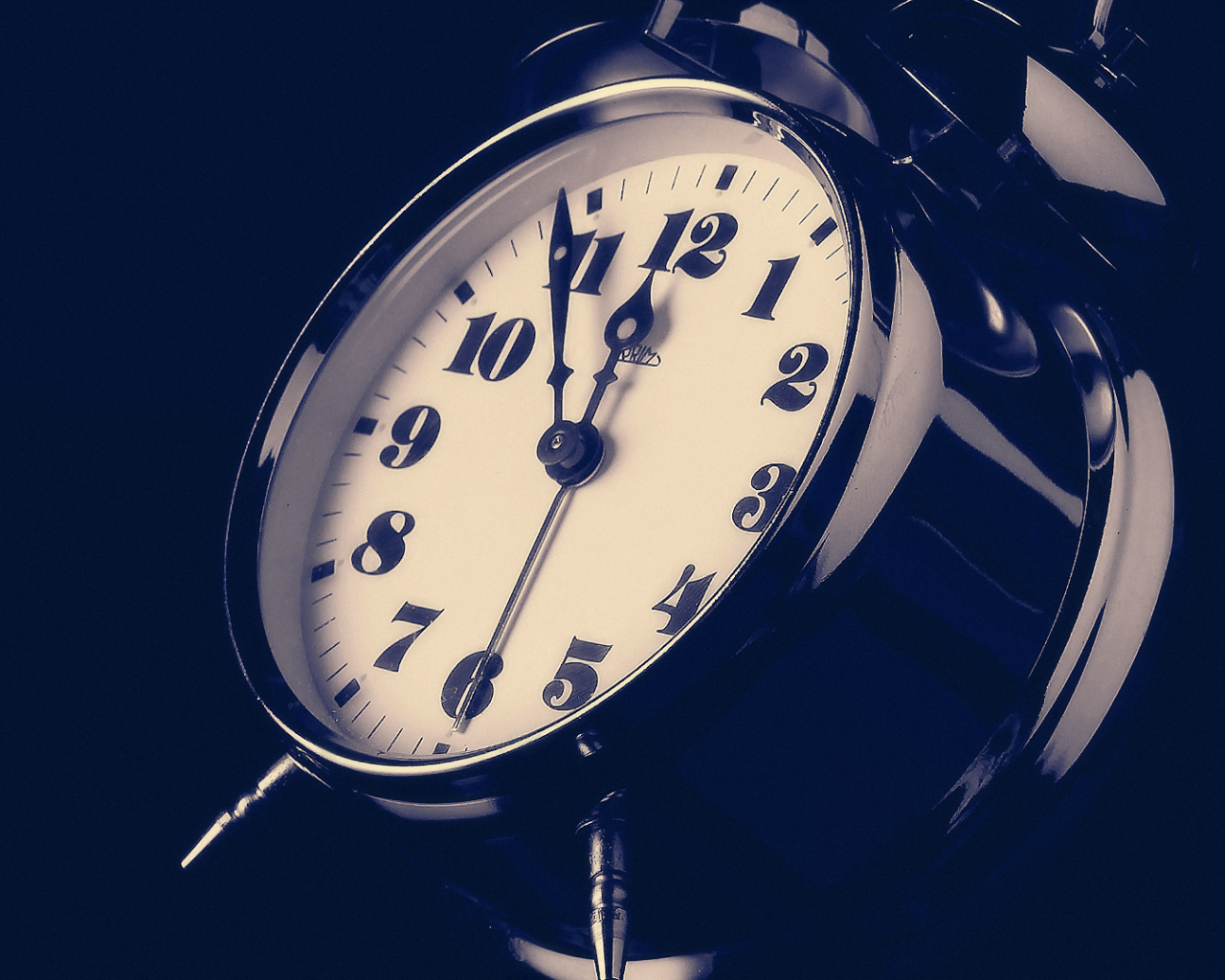 Черный металлический будильник 