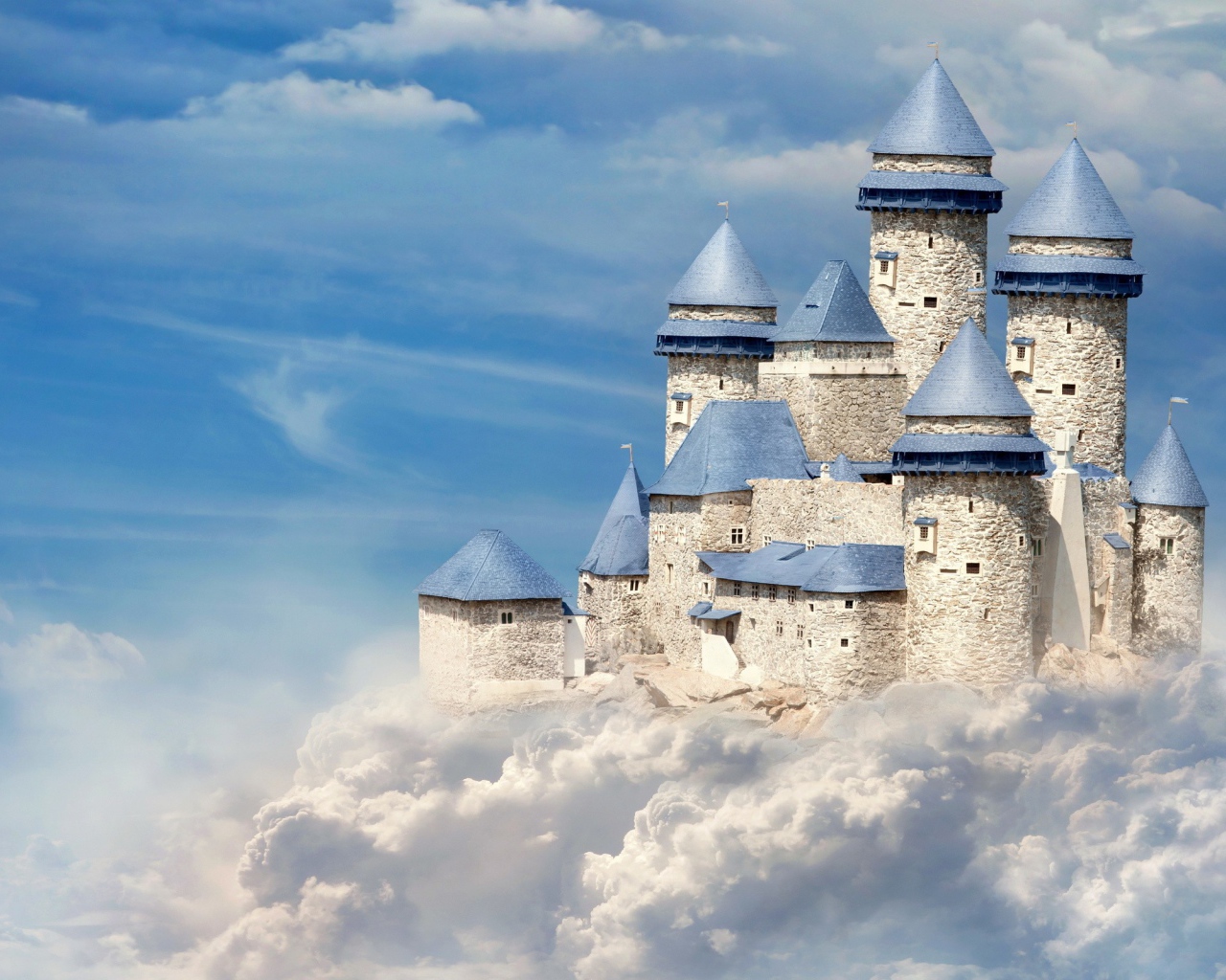 Замок на белых облаках в голубом небе 