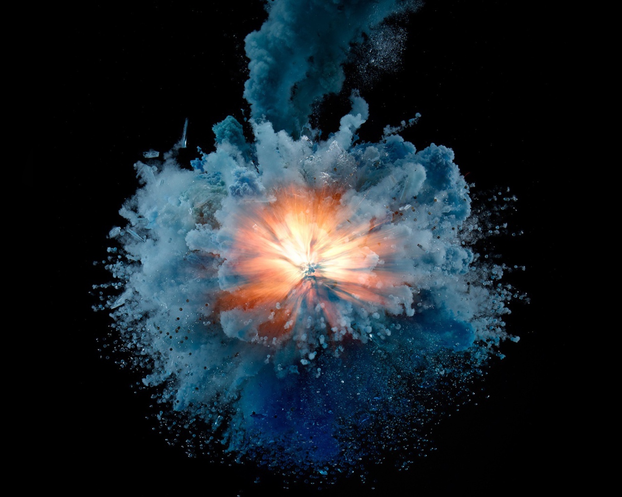 Взрыв с синим дымом на черном фоне 