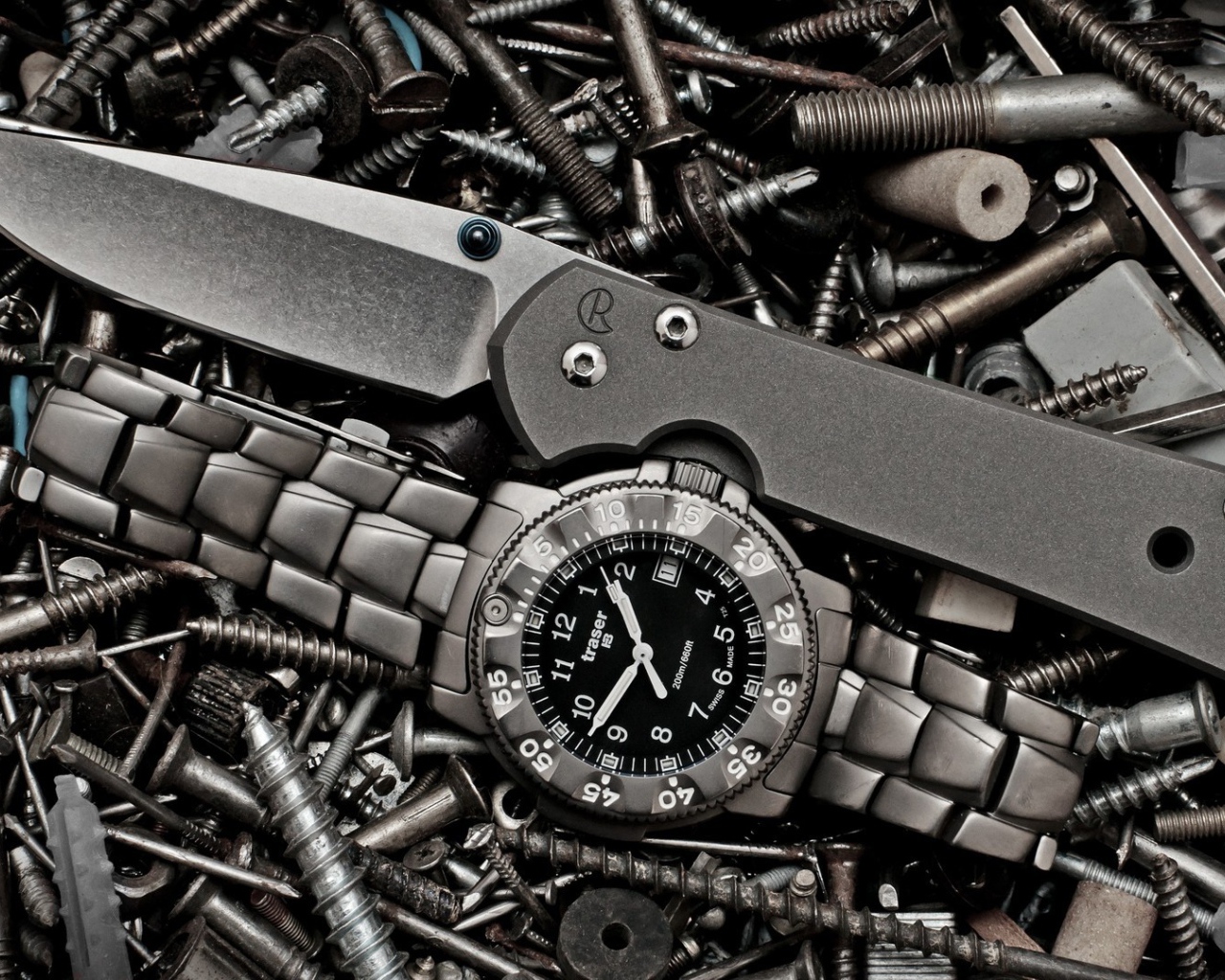 Складной нож, дорогие  часы и винты 