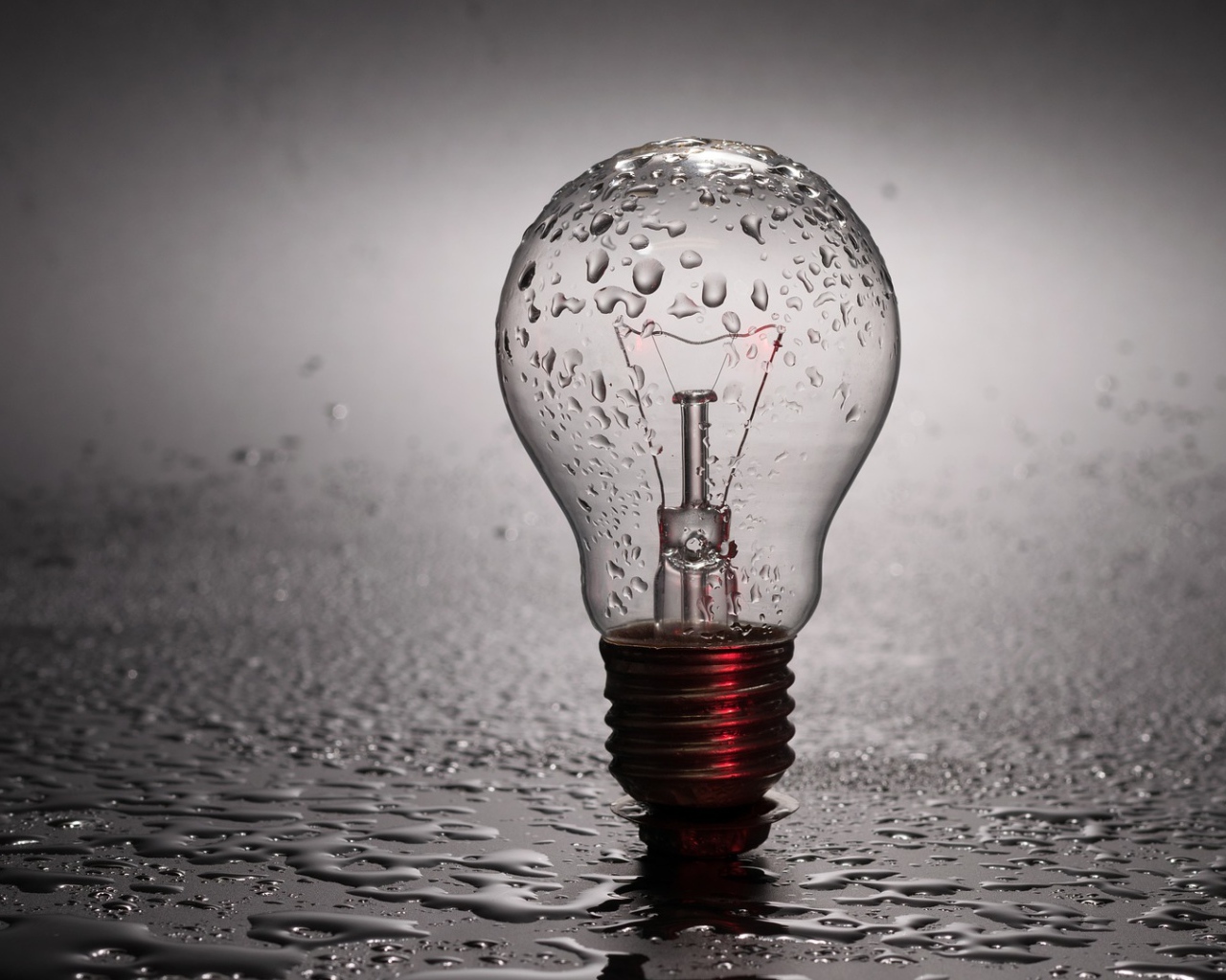 Стеклянная лампочка в каплях воды 