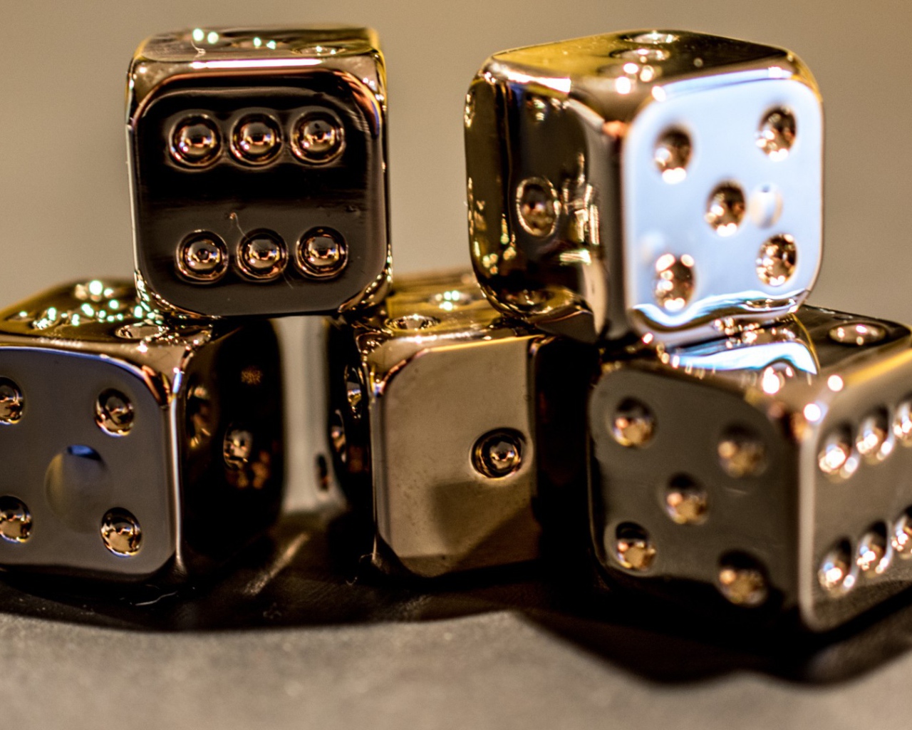 Золотые игральные кости 