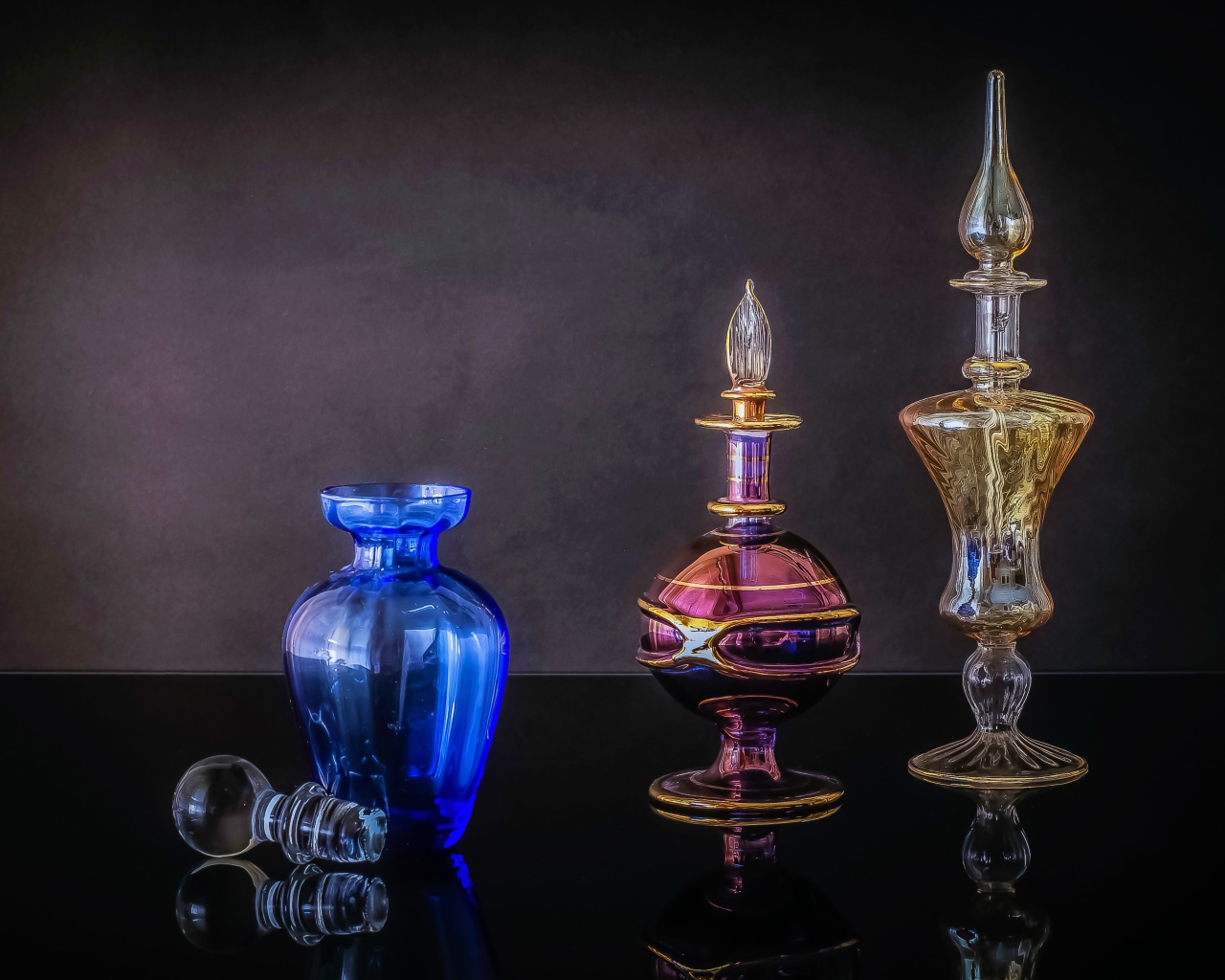 Разноцветные стеклянные флаконы для духов