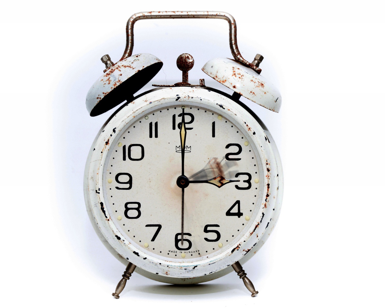 Старый будильник с большим циферблатом на белом фоне