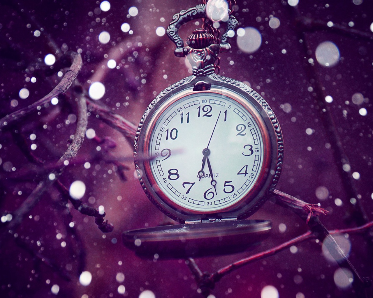 Карманные часы на фиолетовом фоне 