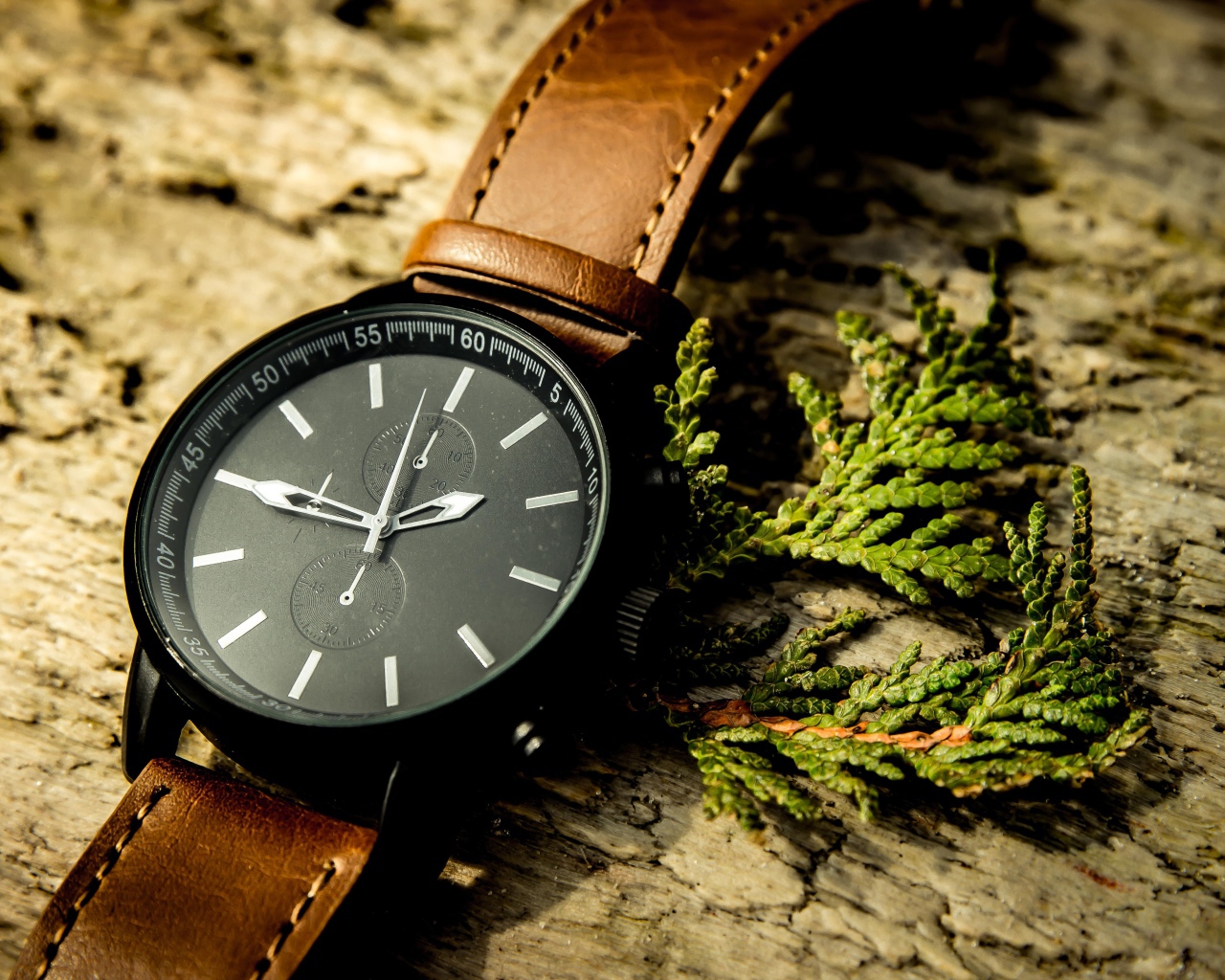 Стильные черные наручные часы с кожаным ремешком 