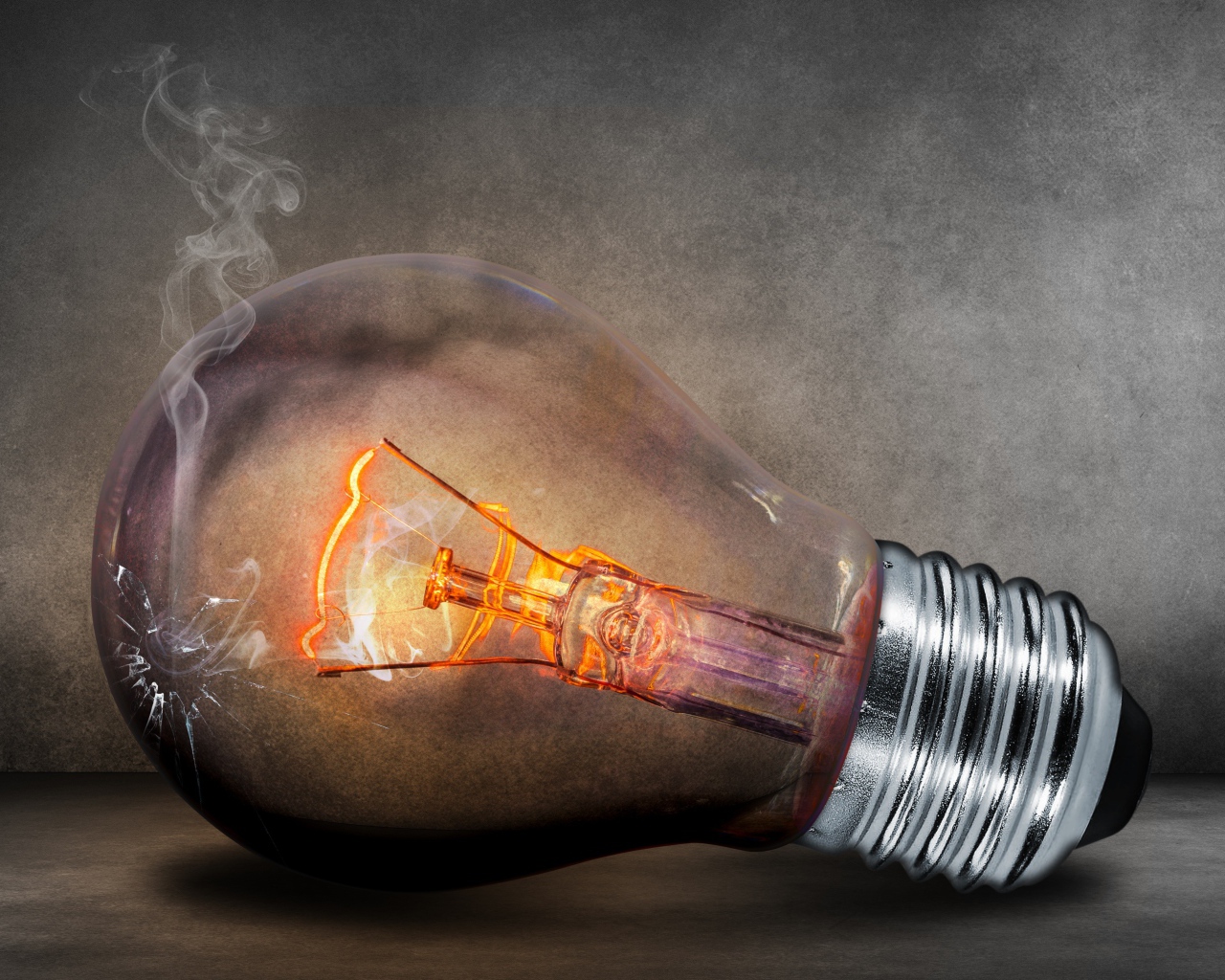 Дымящаяся включенная лампочка 