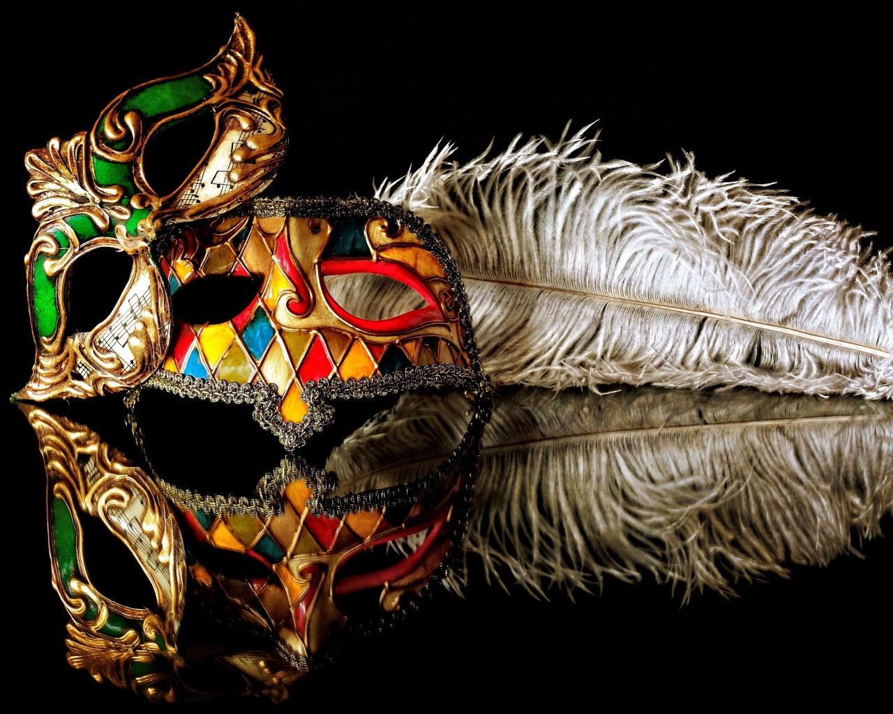 Две красивые маскарадные маски с пером на черном фоне