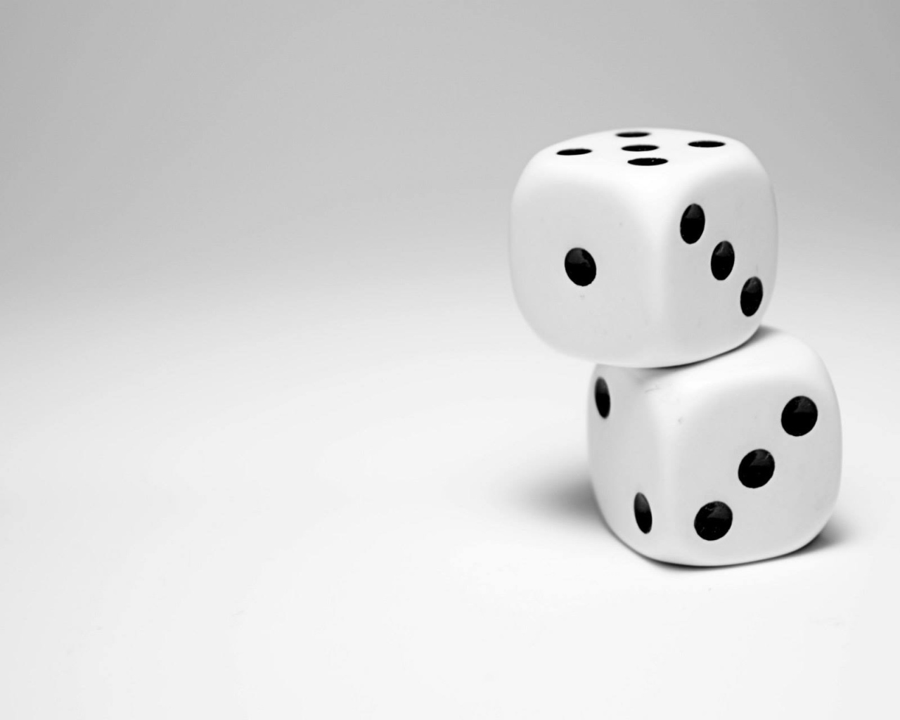 Две белые игральные кости 