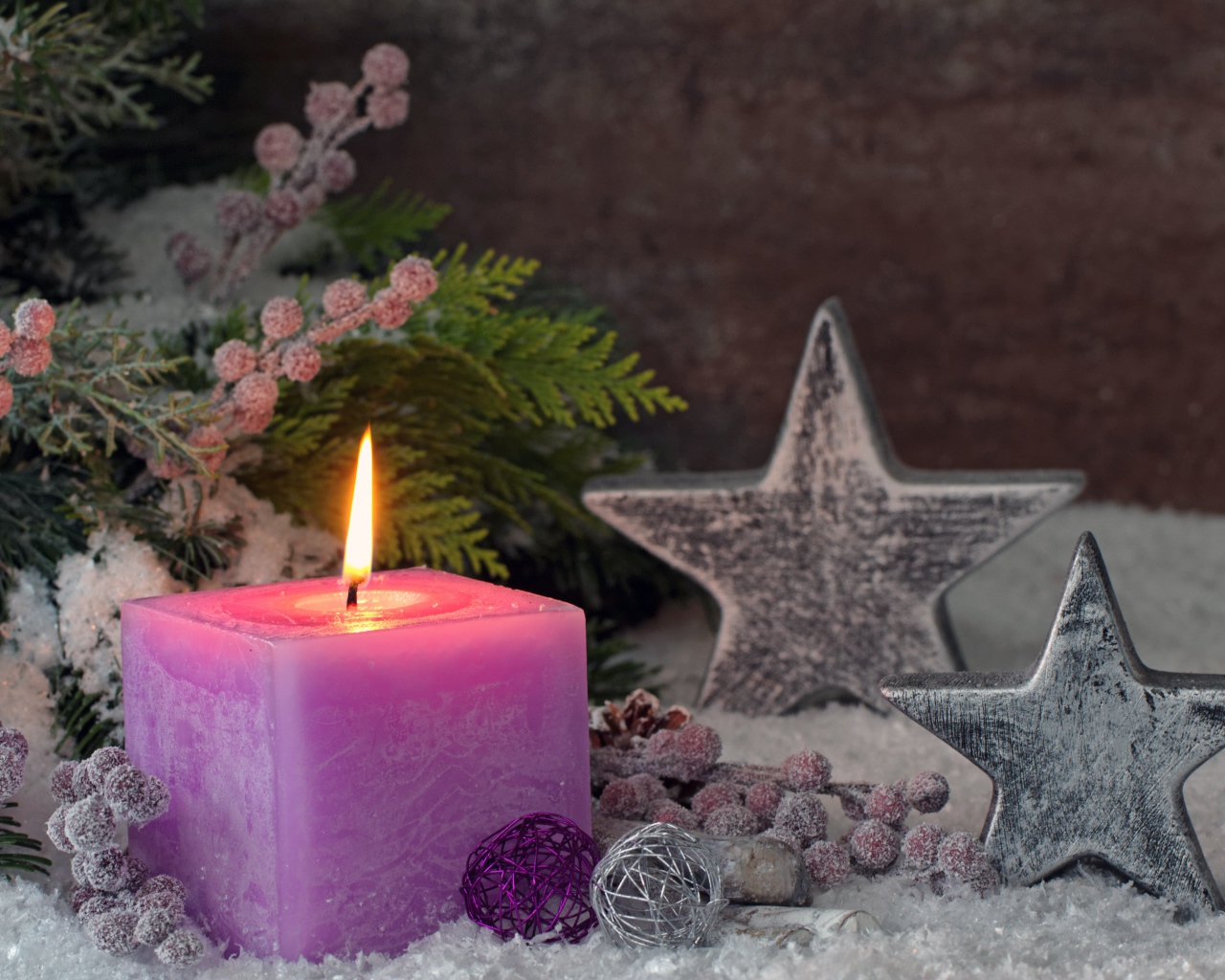 Фиолетовая горящая звезда со звездами