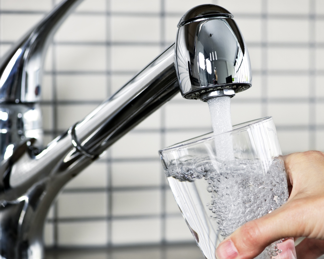 Водопроводный кран со стаканом воды