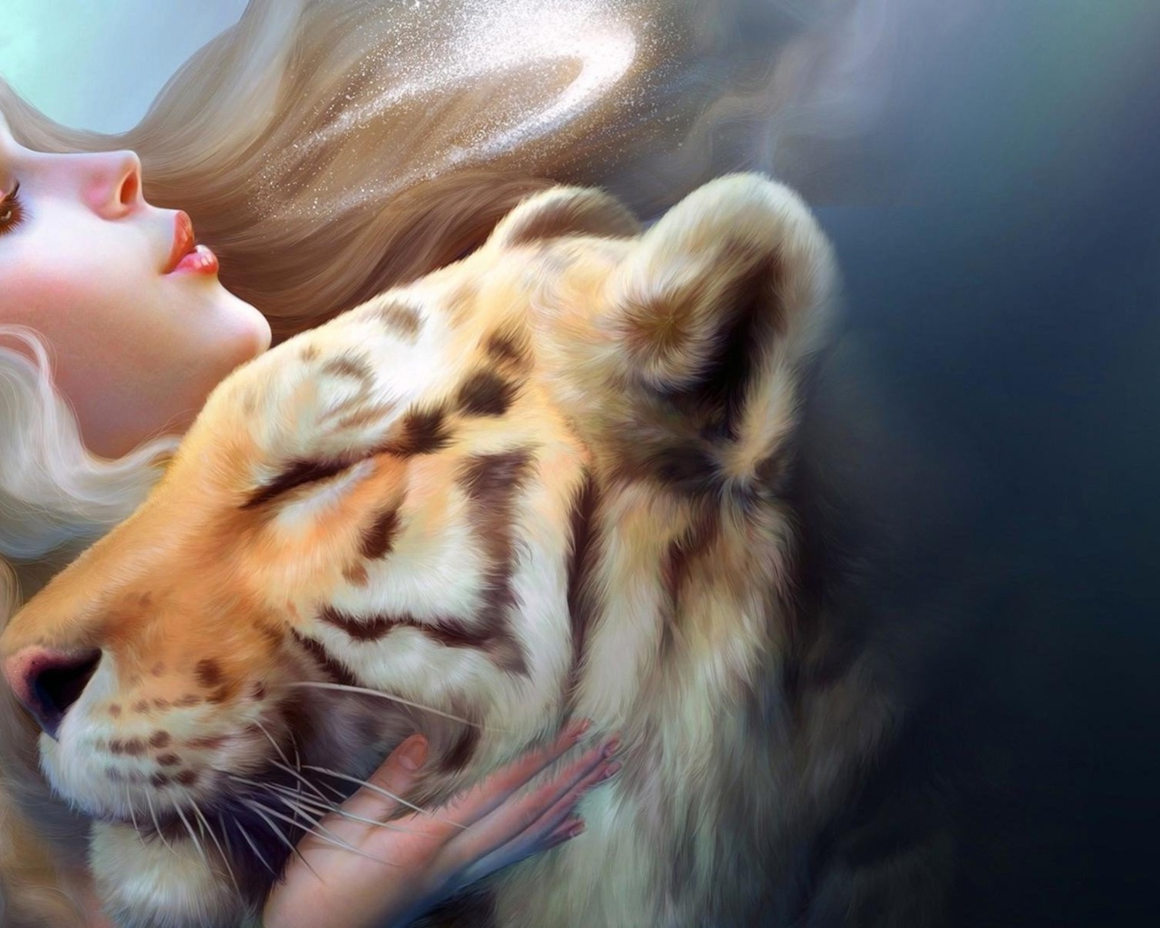 Красивая молодая девушка с тигром