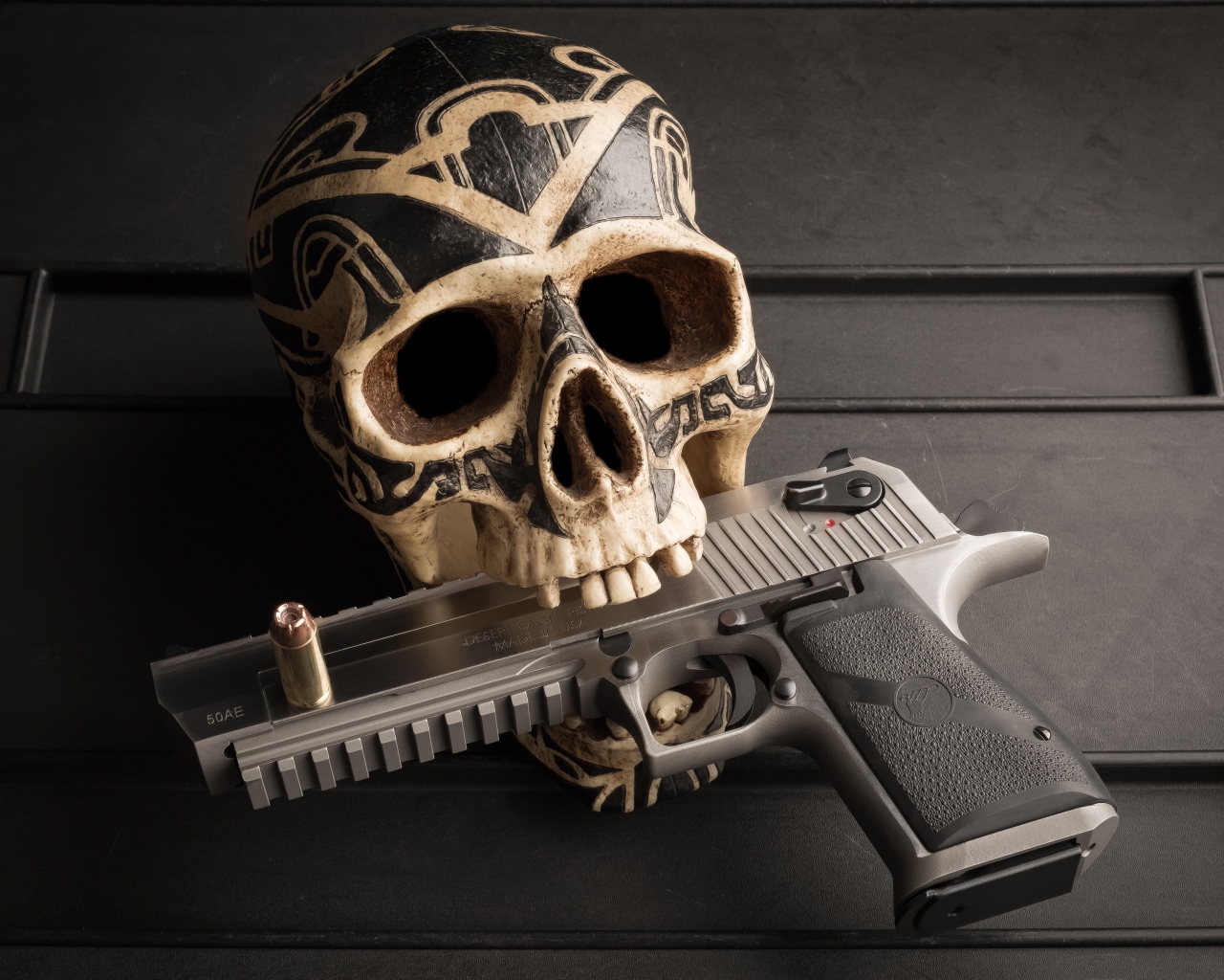Разрисованный череп с пистолетом в зубах