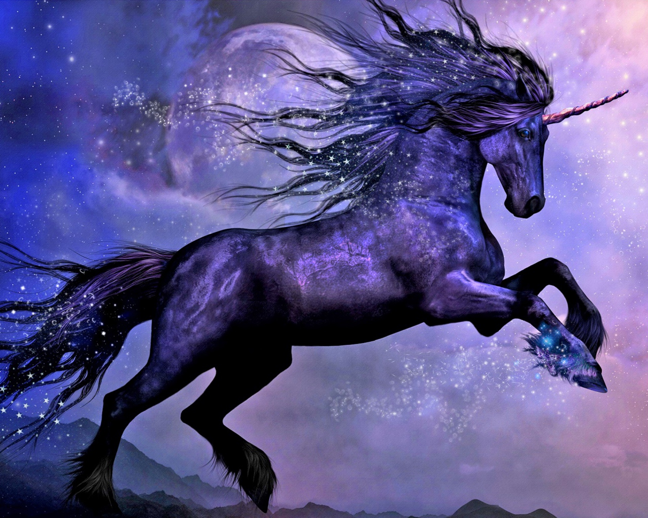 Фантастический черный конь единорог на фоне луны