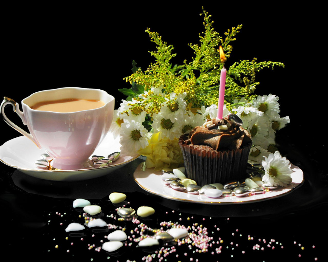 Чашка кофе и праздничный кекс на столе 