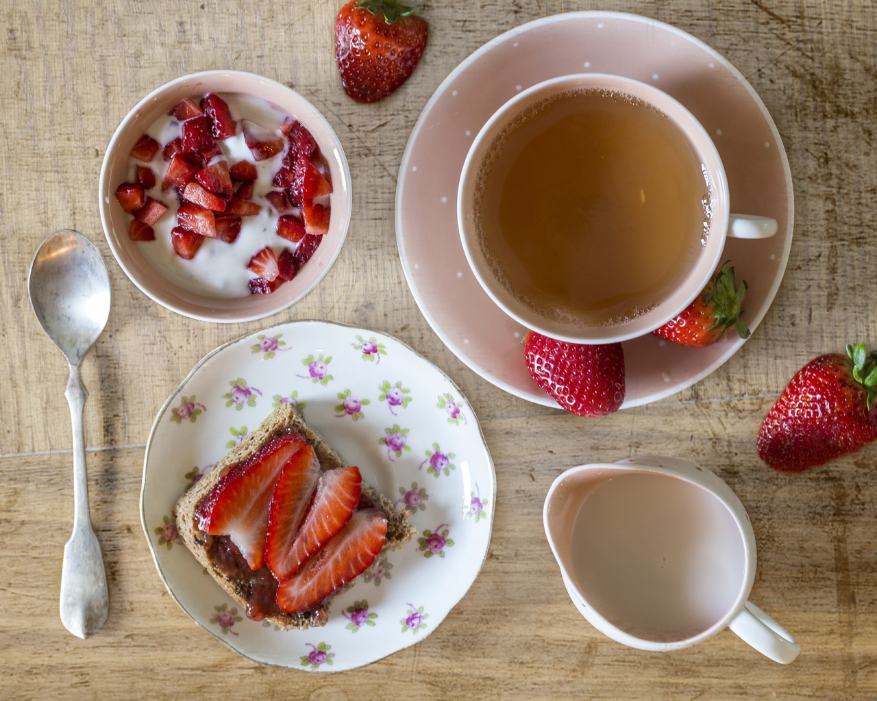 Вкусный завтрак с клубникой и чаем 