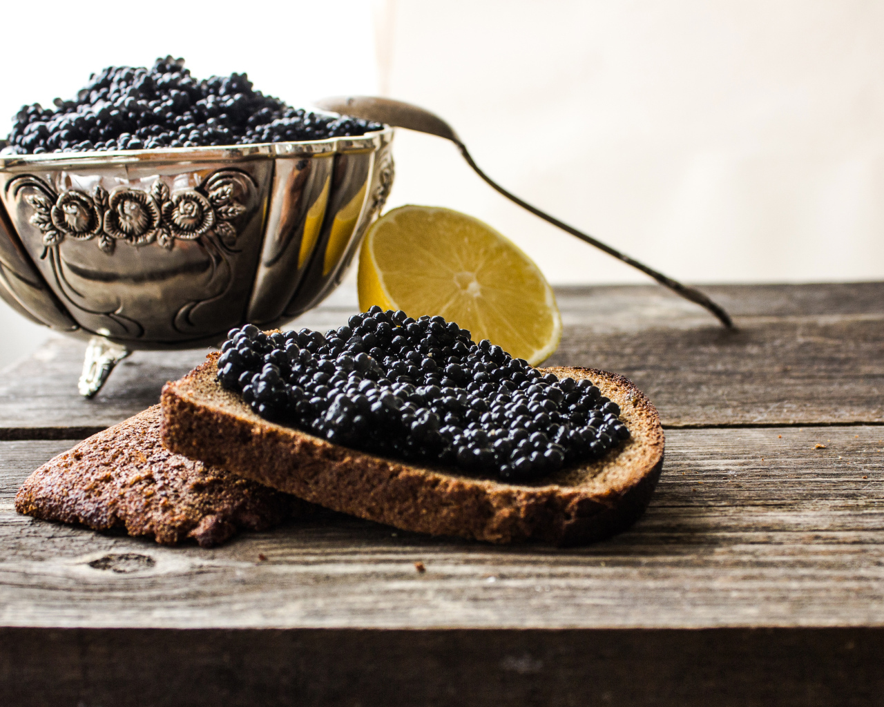Кусочек черного хлеба с черной икрой 
