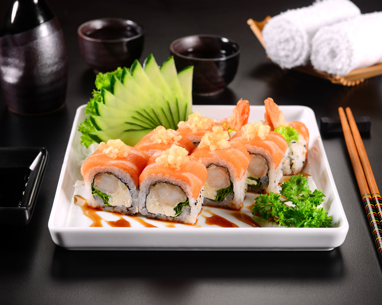 Аппетитные японские суши с красной рыбой 