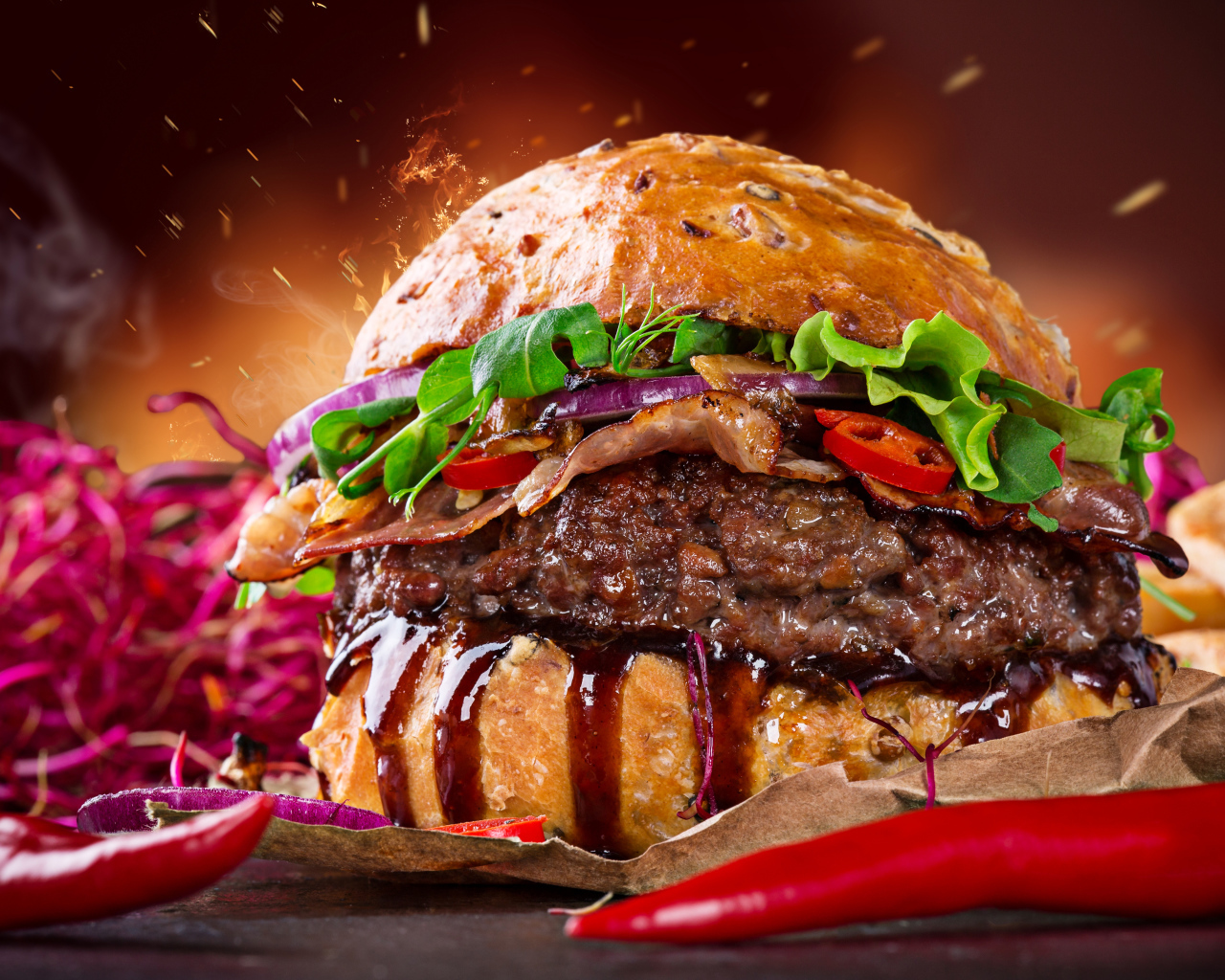 Аппетитный гамбургер с зеленью и острым перцем 