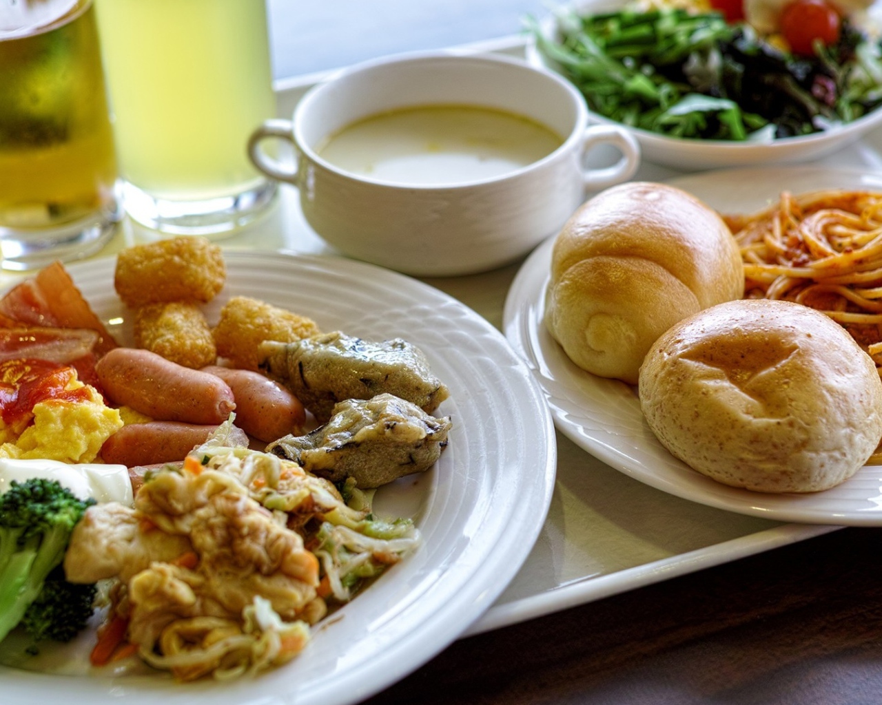 Аппетитный сытный завтрак на белых тарелках