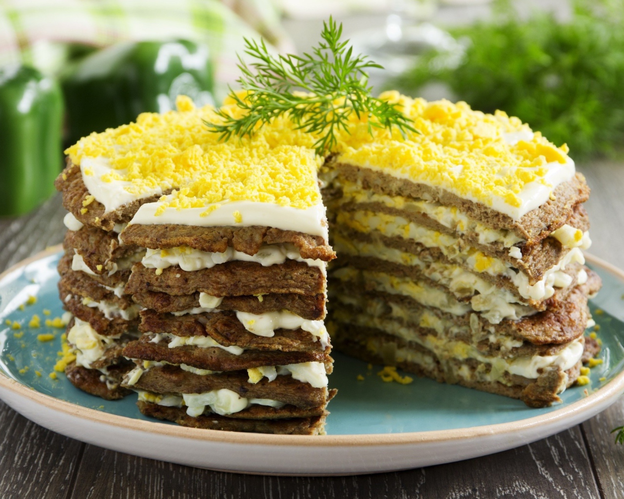 Аппетитный печеночный торт на блюде 