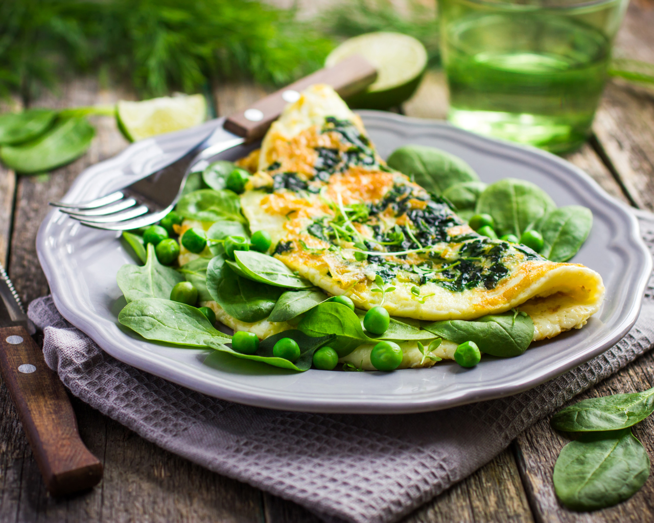 Аппетитный омлет с зелеными горошком и зеленью