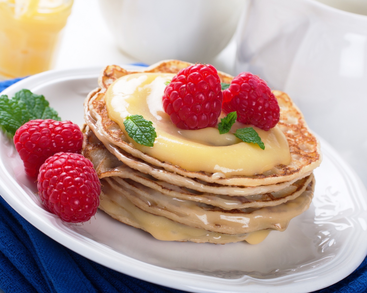 Аппетитные оладьи со сгущенкой и малиной