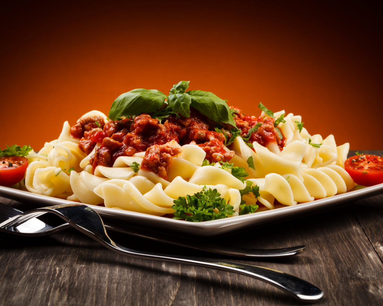 Аппетитная паста с соусом и базиликом 