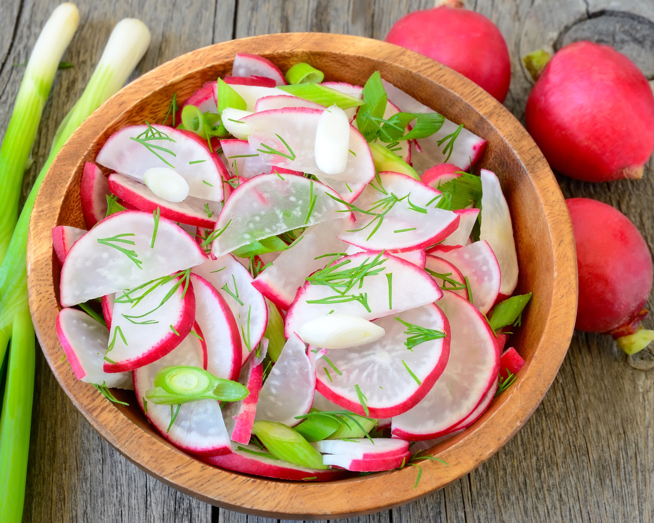 Аппетитный салат со свежего редиса с зеленым луком