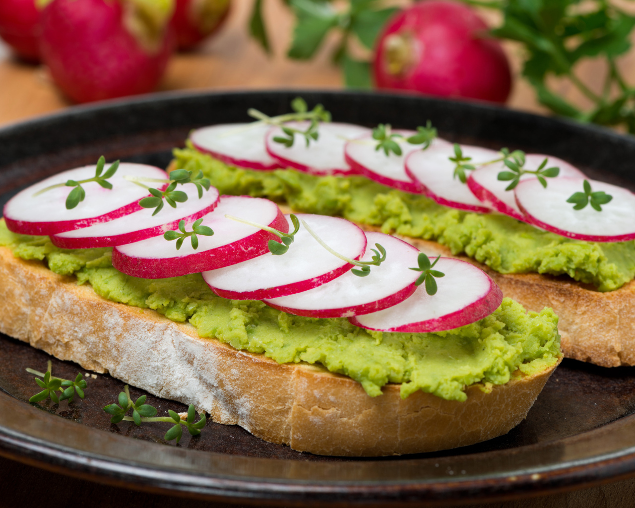 Аппетитный бутерброд с редисом