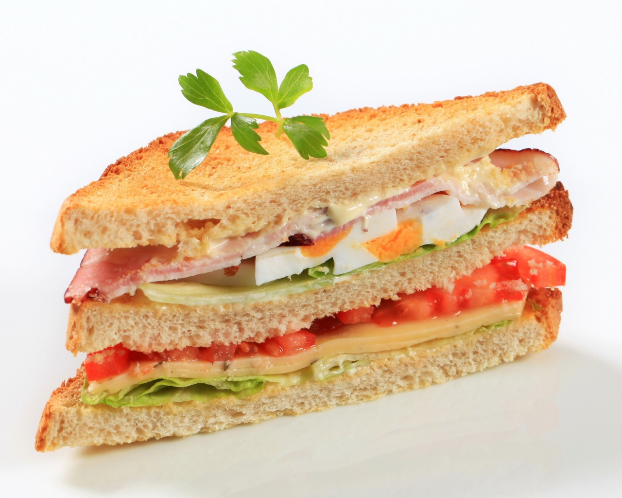 Аппетитный сэндвич с овощами на белом фоне