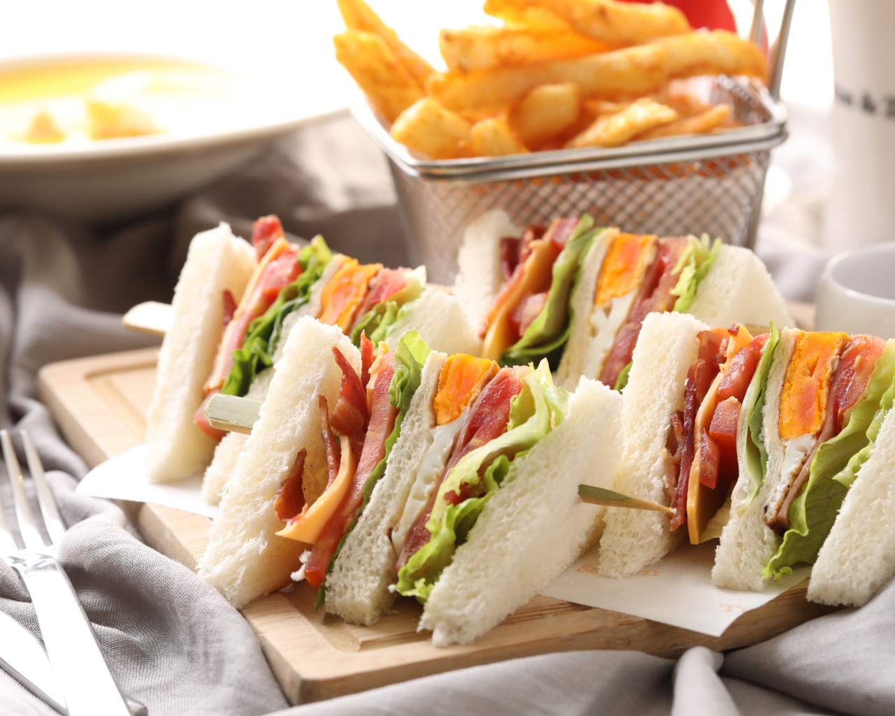 Аппетитные сэндвичи к завтраку на столе 