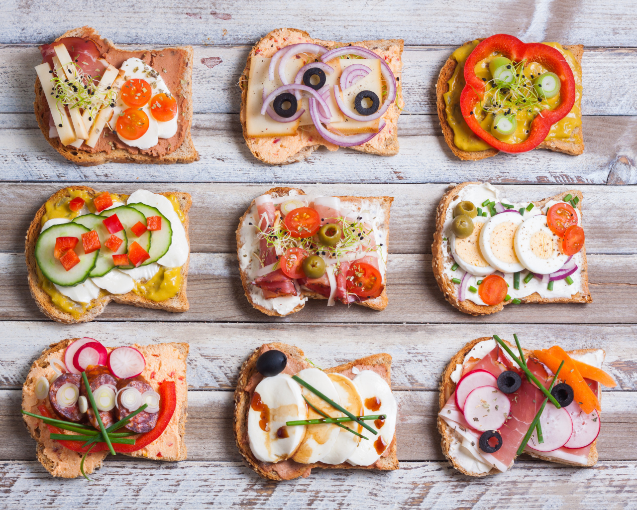 Аппетитные бутерброды на деревянном столе вид сверху