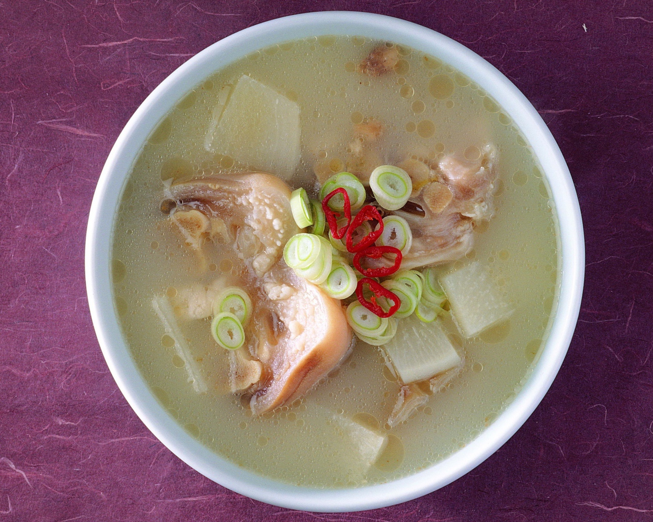 Аппетитный суп с морепродуктами и зеленым луком вид сверху