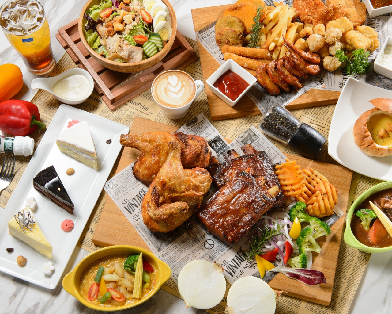 Аппетитный натюрморт еды из фаст фуда на столе