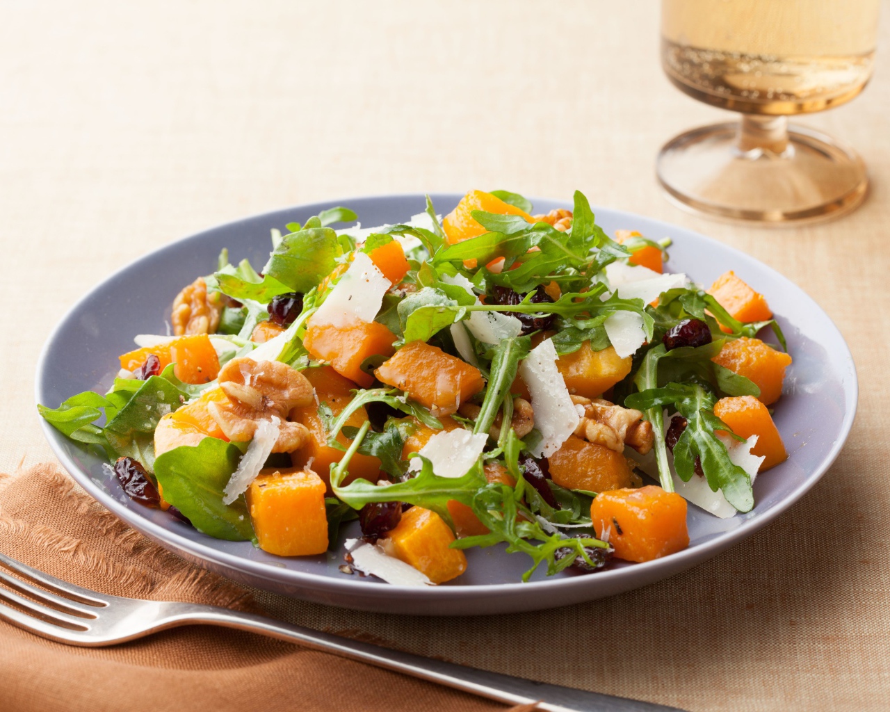 Аппетитный овощной салат на столе 