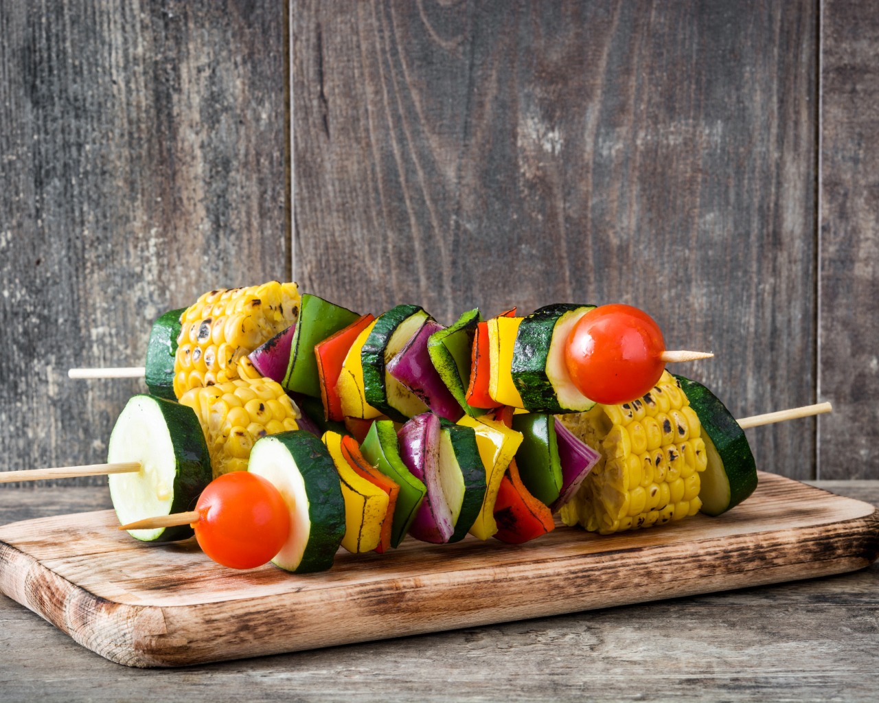 Аппетитный овощной шашлык на разделочной доске