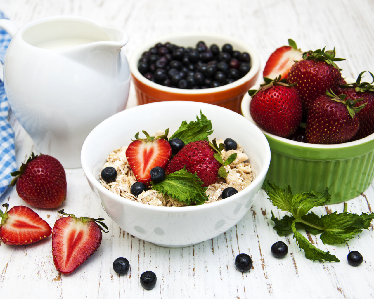 Ягоды клубники и черники на завтрак с овсяными хлопьями