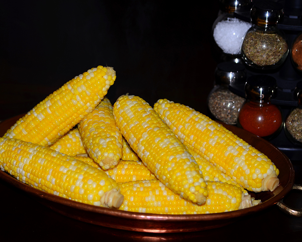 Вареная кукуруза на блюде крупным планом