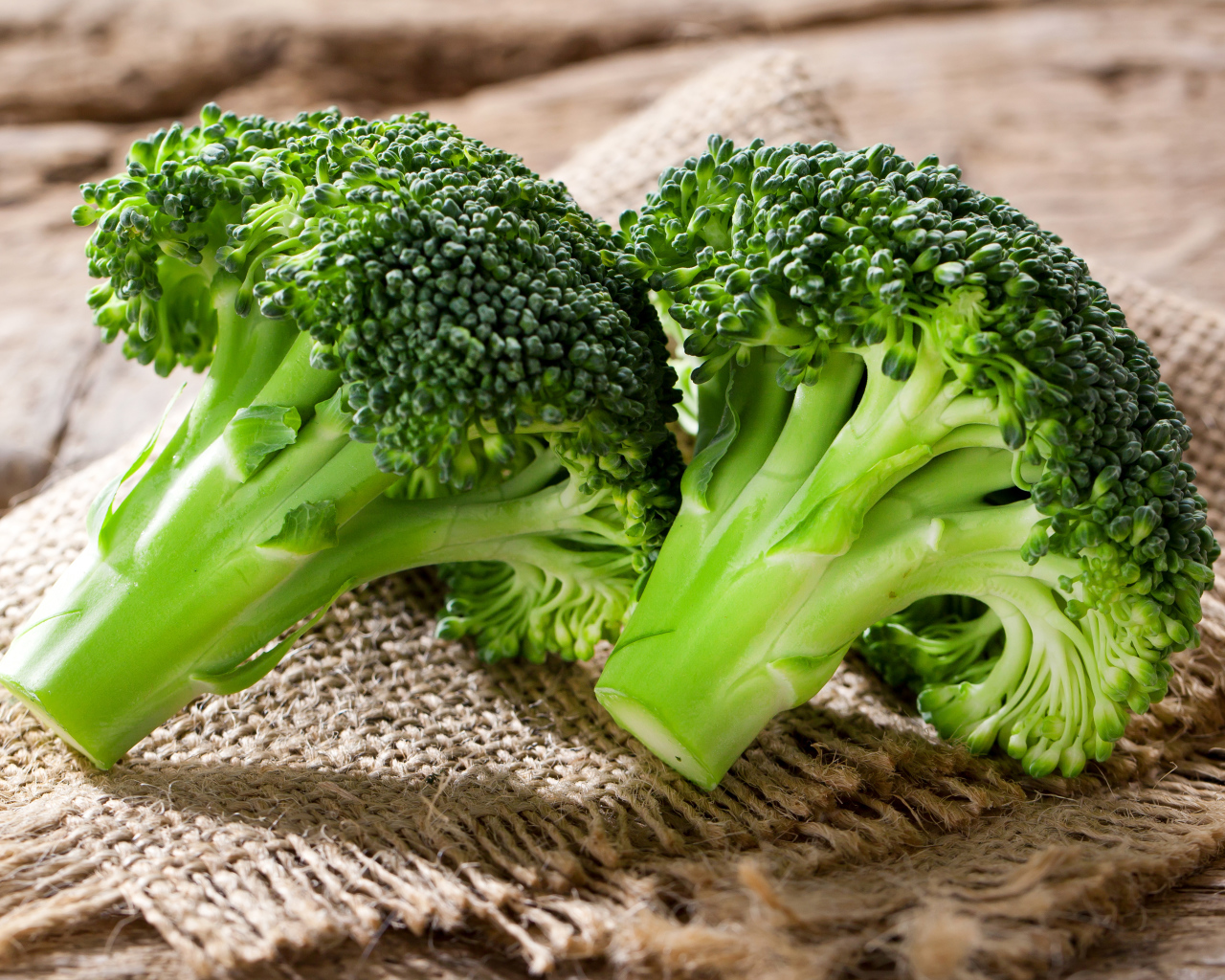 Брокколи на столе крупным планом