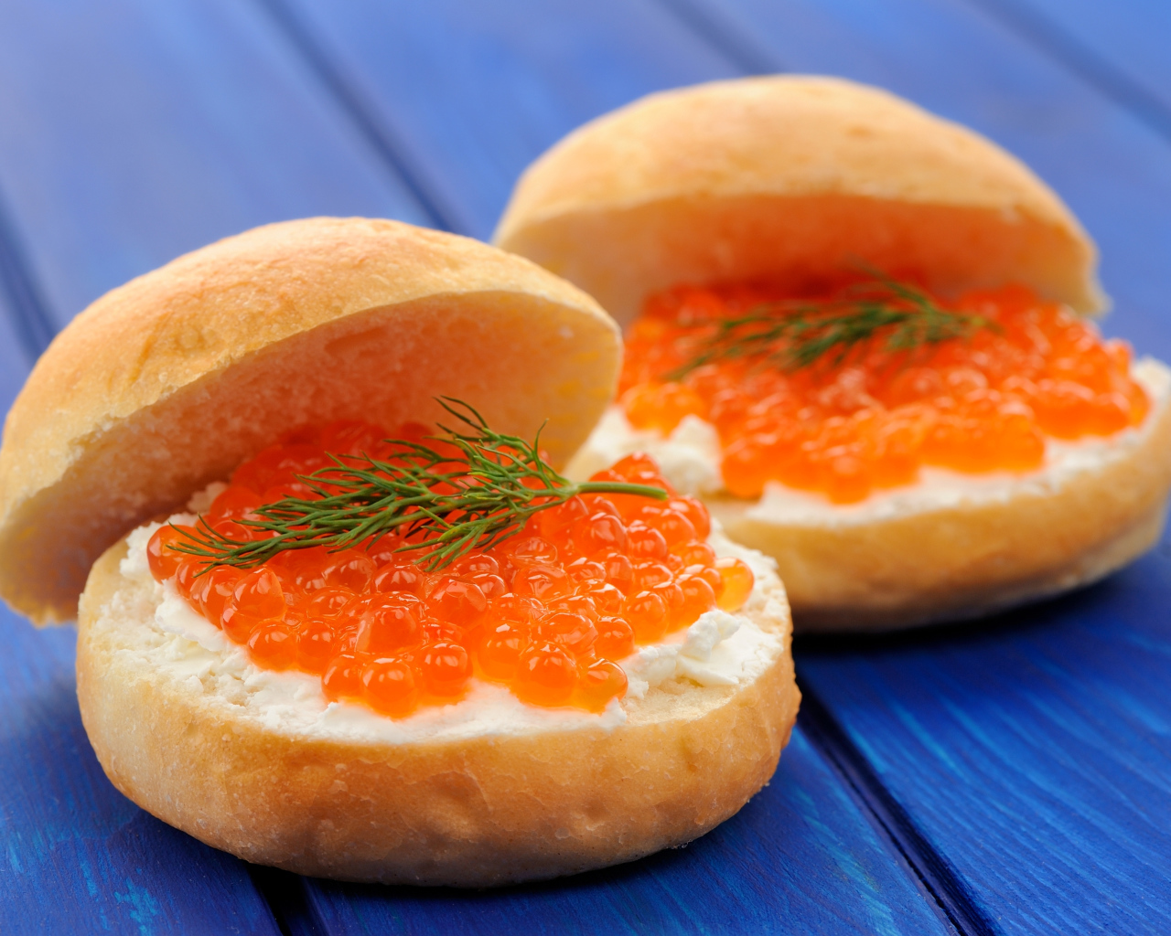 Булочки с красной икрой и сыром 