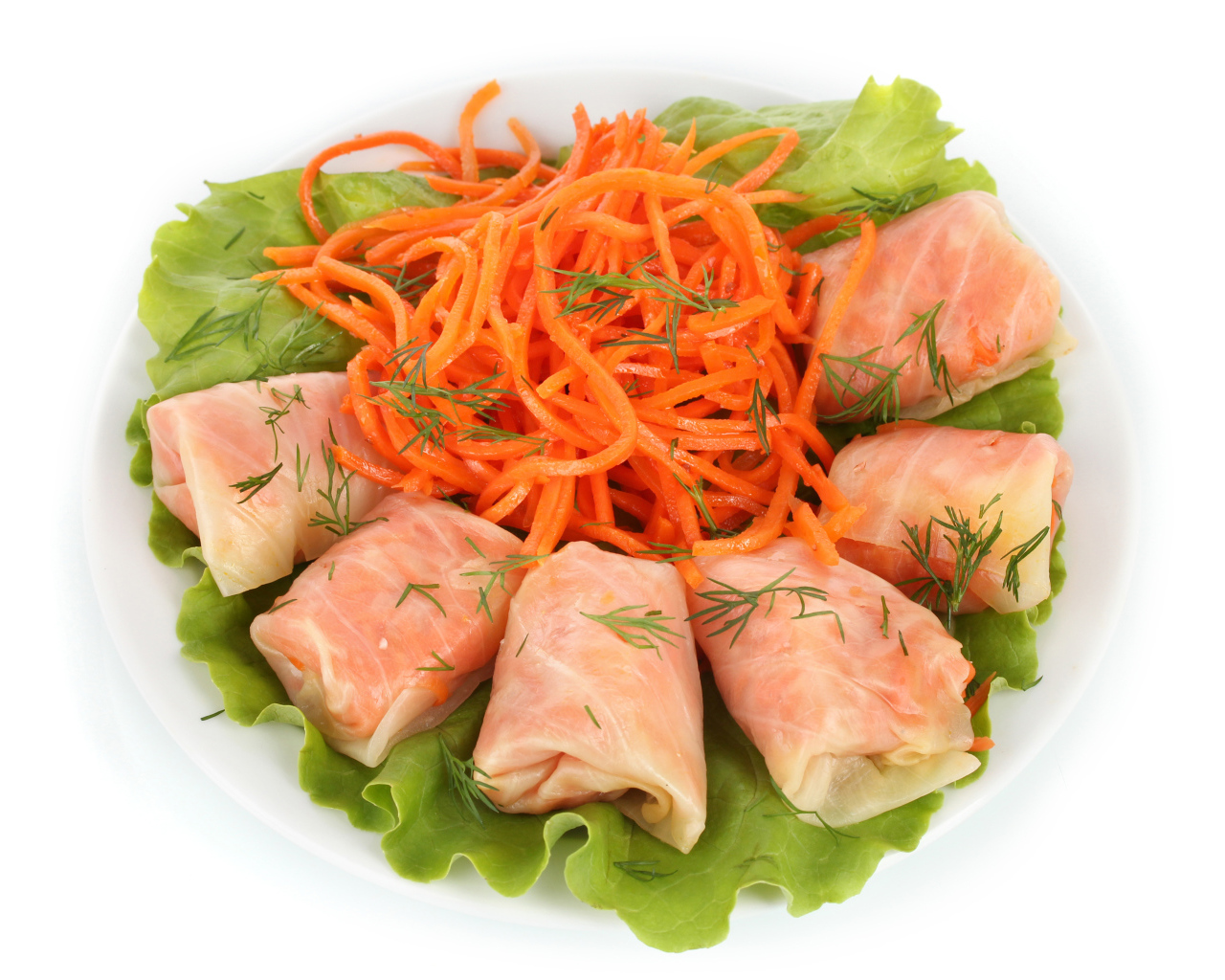 Голубцы с корейской морковью на белом фоне