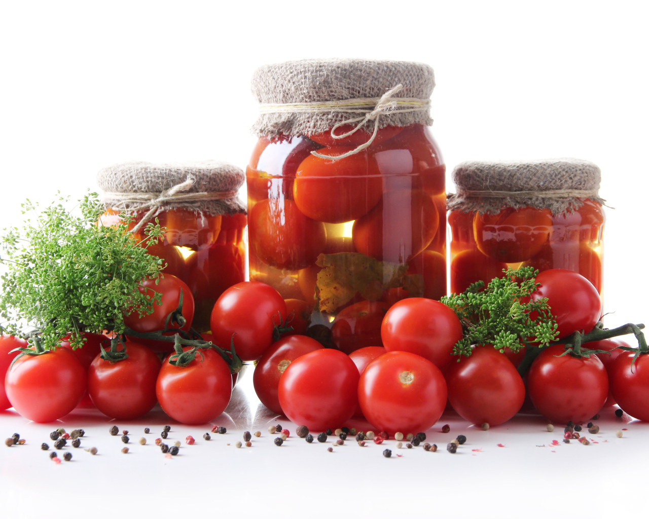 Консервированные помидоры в стеклянных банках