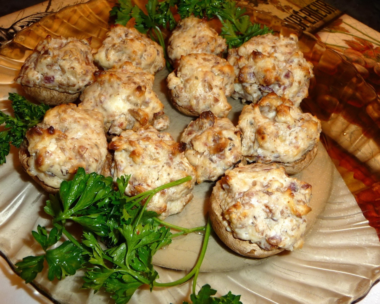 Шампиньоны фаршированные мясом с зеленью петрушки