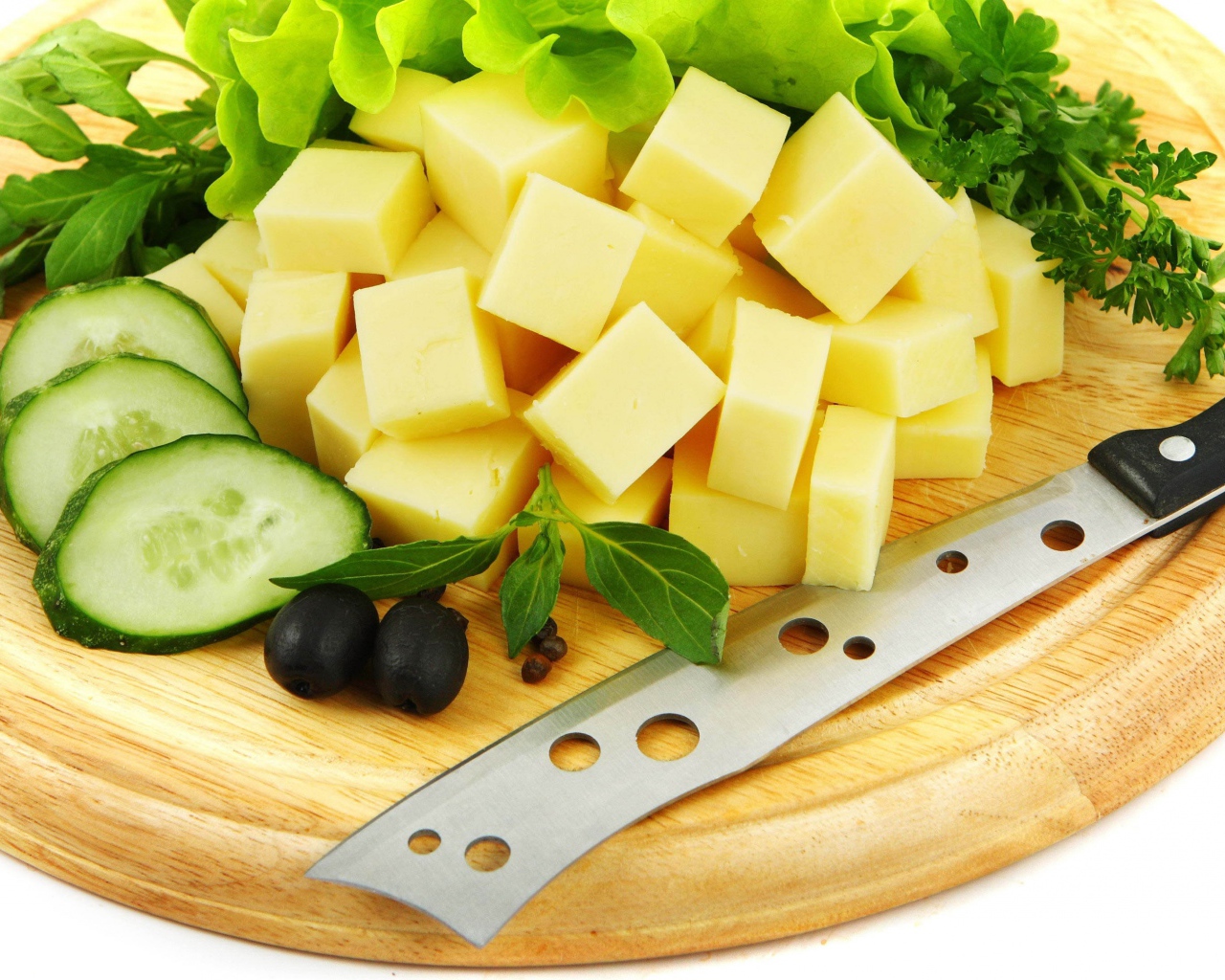 Сыр нарезанный кубиками на разделочной доске