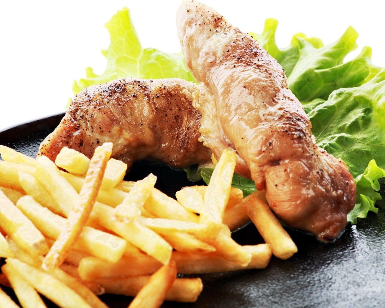 Куриные рулеты с картофелем фри и зелеными листьями салата