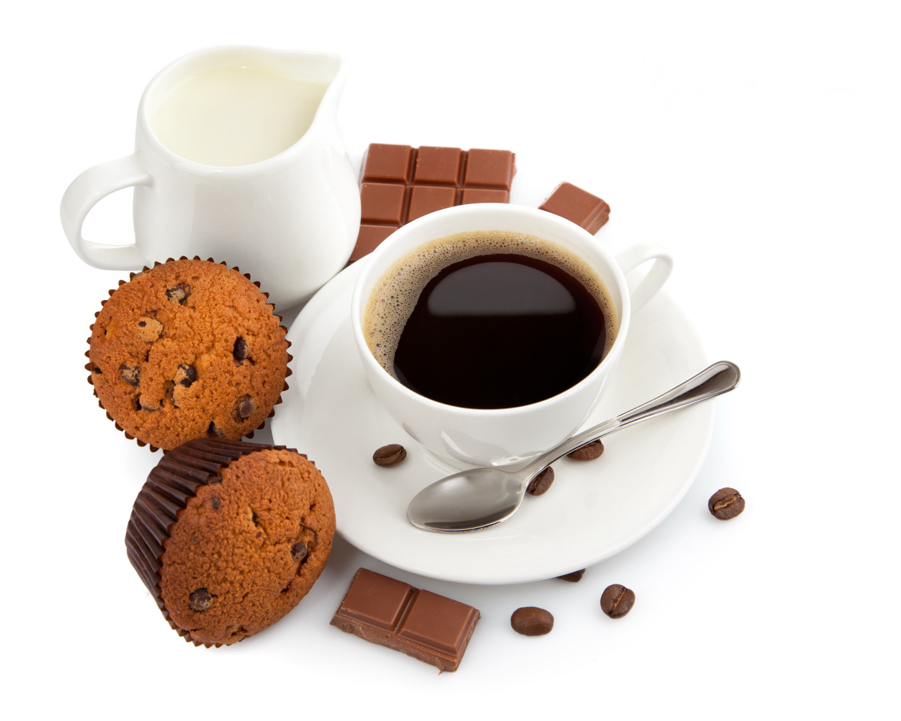 Кофе с молоком, шоколадом и кексами на завтрак