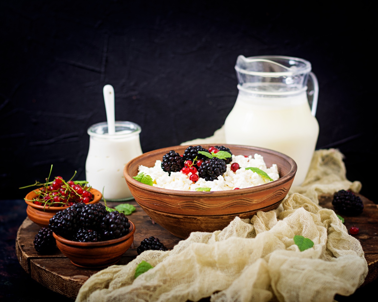 Творог с ягодами и свежим молоком на столе на завтрак