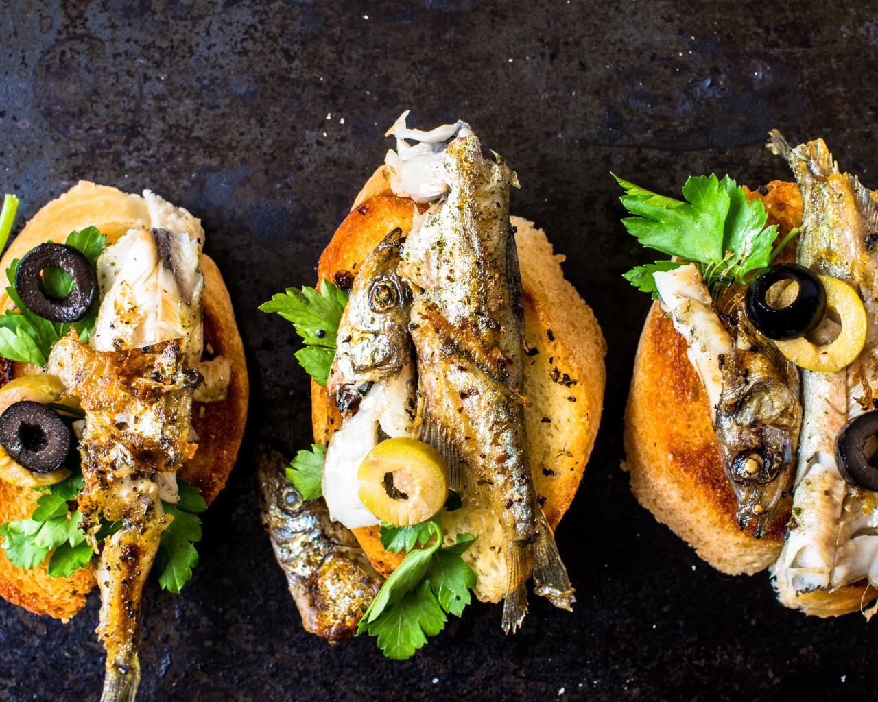 Гренки с жареной рыбой, оливками и зеленью